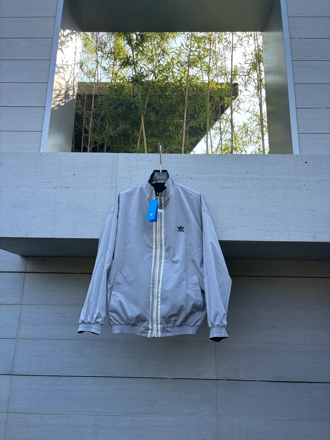 Reversible thin jacket📝𝟭𝟬𝟲𝟴𝟳# Exclusive real shot/difference between various stolen pictures and online picture versions on the market [Top version·Adidas Adidas Clover Men's and Women's Same Stylel H REV JKT Jacket Official website synchronization] ✅Full set of 1:1 customized accessories ➕Customized three-label ➕𝗬𝘂𝗮𝗻 version hang tag ➕𝗹𝗼𝗴𝗼 packaging bag🔥 ➕Scan the tag to enter the official website. ✅The top version, ins Xiaohongshu has many bloggers wearing it. ✅Adi’s absolute Hot Sale star Same Style details are online, feel free to compare! Classic embroidery on the chest, fixed color and classic three-bar stripes, Classic will never go out of style! Versatile is not picky, the original model is perfect for the upper body, so buy it with your eyes closed! "Self-view of quality control with real photos of store owner's details" What you see is what you get # Full text real photos 📷 Never save a penny of cost! ! ! ⭕The high version of the best products🐮is different from the junk products in the market🗯️The same picture but different prices means different versions. ❌Don’t be fooled by the same copywriters and pirated pictures from outside that mix and distribute high-luxury pictures at low prices. After comparing the quality, you will know where the gap is. Don’t lie. I don’t guarantee that my products are the cheapest, but I definitely guarantee that they are worth every penny of your hard-earned money! ‼ ️We don’t slash prices or lower prices, we supply products with heart and only make high-end versions!!! Breasts Jimei must see the details of my home clearly, the pictures of my home are all taken by the owner himself❤️ Color: Black. Size: S-XXL